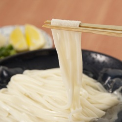 山一独特の強いコシと艶・旨味が絶品の手延べうどん。